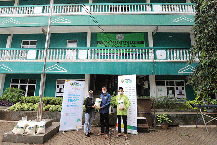 Tim MNC Peduli menyerahkan paket beras yang diberikan langsung kepada penghuni Pondok Pesantren dan Panti Asuhan Assurur di Jalan Bhakti III, Kebon Jeruk.