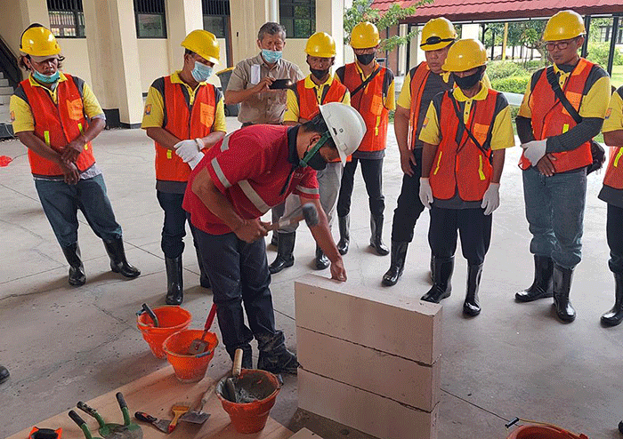 Instruktur di Balai Jasa Konstruksi Wilayah IV Surabaya, memberikan contoh penggunaan Mortar Indonesia.