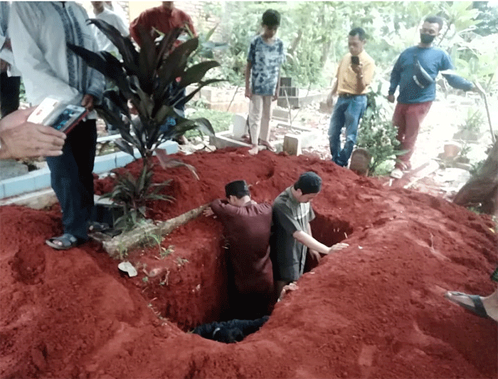 Suasana pemakaman jenazah penyanyi dangdut Ona Sutra Nasution saat dimakamkan di tempat pemakaman umum (TPU) Tanah Hehe, Kampung Utan, Cipayung, Depok.