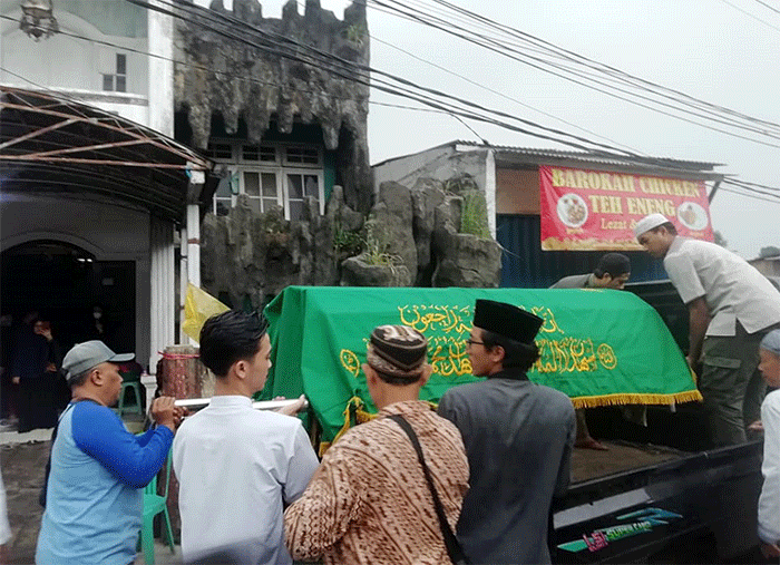 Suasana pemakaman jenazah penyanyi dangdut Ona Sutra Nasution saat dimakamkan di tempat pemakaman umum (TPU) Tanah Hehe, Kampung Utan, Cipayung, Depok.