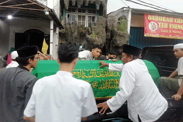 Suasana pemakaman jenazah penyanyi dangdut Ona Sutra Nasution saat dimakamkan di tempat pemakaman umum (TPU) Tanah Hehe, Kampung Utan, Cipayung, Depok.