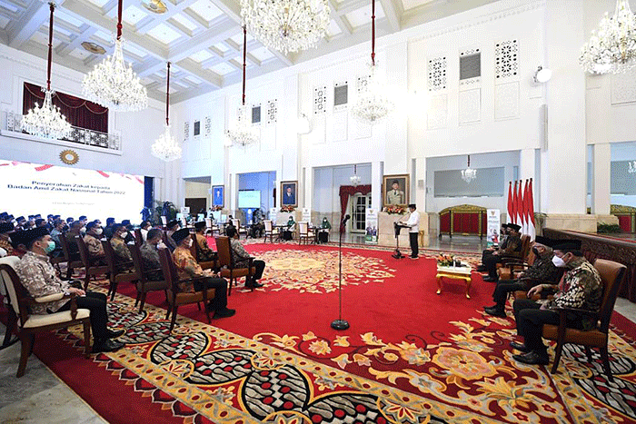 Presiden Joko Widodo menyerahkan zakat kepada Badan Amil Zakat Nasional (Baznas) di Istana Negara, Jakarta, Selasa (12/4/2022).