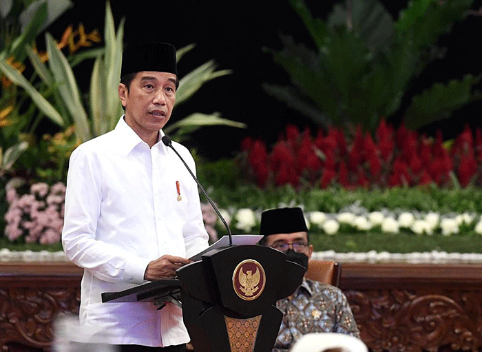 Presiden Joko Widodo menyerahkan zakat kepada Badan Amil Zakat Nasional (Baznas) di Istana Negara, Jakarta, Selasa (12/4/2022).