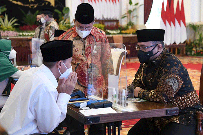 Presiden Joko Widodo menyerahkan zakat kepada Badan Amil Zakat Nasional (Baznas) di Istana Negara, Jakarta, Selasa (12/4/2022).