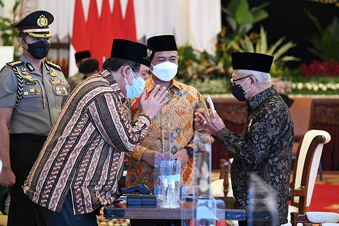 Presiden Joko Widodo menyerahkan zakat kepada Badan Amil Zakat Nasional (Baznas) di Istana Negara, Jakarta, Selasa (12/4/2022).