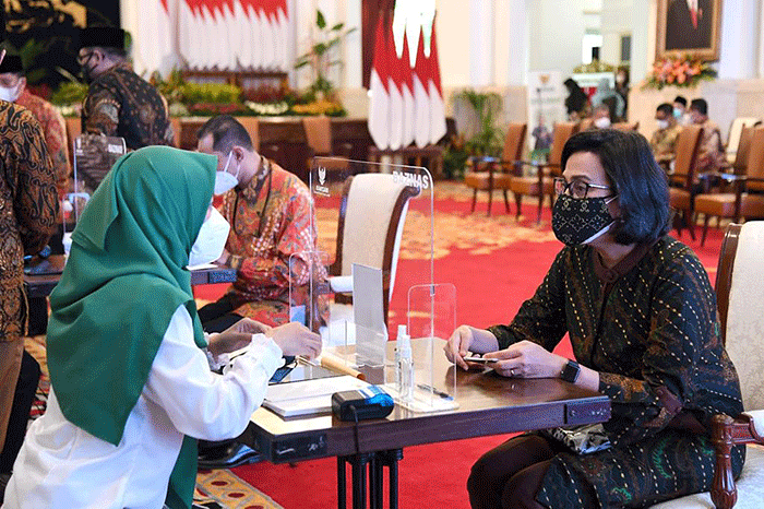 Presiden Joko Widodo menyerahkan zakat kepada Badan Amil Zakat Nasional (Baznas) di Istana Negara, Jakarta, Selasa (12/4/2022).