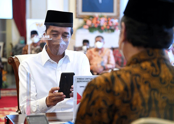 Presiden Joko Widodo menyerahkan zakat kepada Badan Amil Zakat Nasional (Baznas) di Istana Negara, Jakarta, Selasa (12/4/2022).