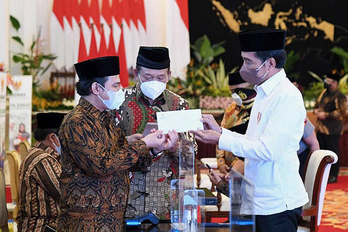 Presiden Joko Widodo menyerahkan zakat kepada Badan Amil Zakat Nasional (Baznas) di Istana Negara, Jakarta, Selasa (12/4/2022).