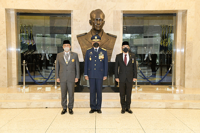 Kasau Marsekal TNI Fadjar Prasetyo memberikan tanda kehormatan Bintang Swa Bhuwana Paksa Utama dan Bintang Swa Bhuwana Paksa Pratama kepada dua pimpinan BPK.