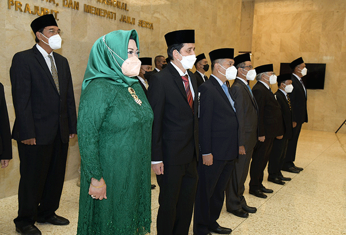 Kasau Marsekal TNI Fadjar Prasetyo memberikan tanda kehormatan Bintang Swa Bhuwana Paksa Utama dan Bintang Swa Bhuwana Paksa Pratama kepada dua pimpinan BPK.