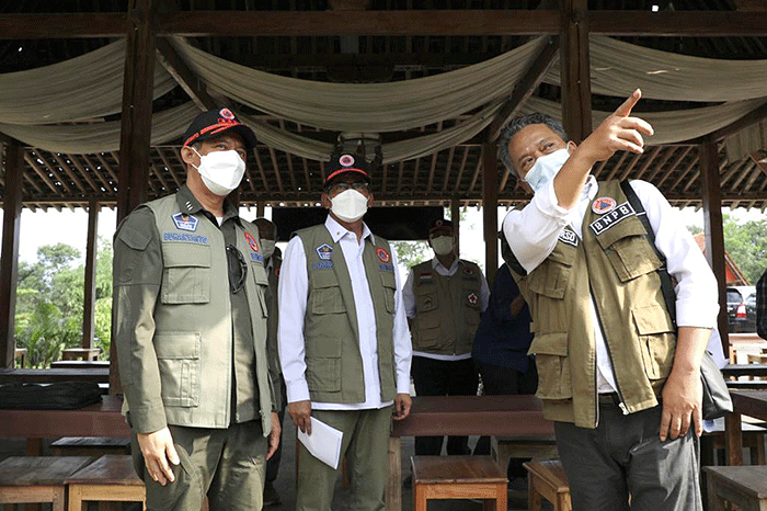 Kepala Badan Nasional Penanggulangan Bencana Letjen TNI Suharyanto, meninjau beberapa titik lokasi di Desa Balerante, Kecamatan Kemalang, Kabupaten Klaten.