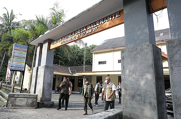 Kepala Badan Nasional Penanggulangan Bencana Letjen TNI Suharyanto, meninjau beberapa titik lokasi di Desa Balerante, Kecamatan Kemalang, Kabupaten Klaten.