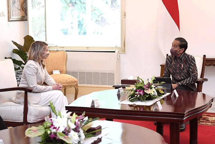 Presiden Joko Widodo menerima kunjungan kehormatan Menteri Luar Negeri (Menlu) Kanada, Melanie Joly, bersama delegasi terbatas di Istana Merdeka.