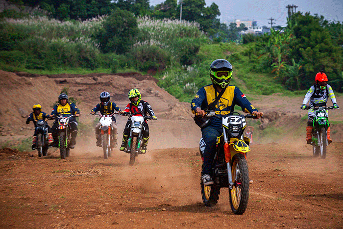 Aksi puluhan penghobi adventure trail atau trabas di kawasan Bukit Gabeng Semarang, Jawa Tengah, Rabu (13/4/2022).