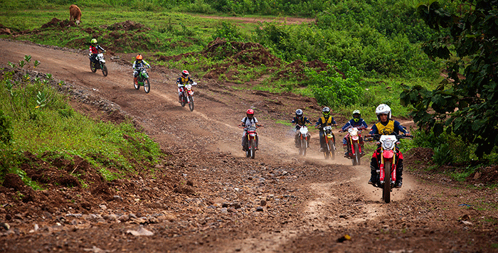 Aksi puluhan penghobi adventure trail atau trabas di kawasan Bukit Gabeng Semarang, Jawa Tengah, Rabu (13/4/2022).