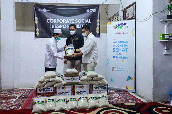 Buka puasa bersama anak yatim di Panti Asuhan Hairun Nissa, Manggarai Selatan, Tebet, Jakarta Selatan, Selasa (12/4/2022).