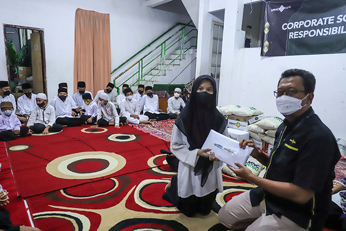 Buka puasa bersama anak yatim di Panti Asuhan Hairun Nissa, Manggarai Selatan, Tebet, Jakarta Selatan, Selasa (12/4/2022).