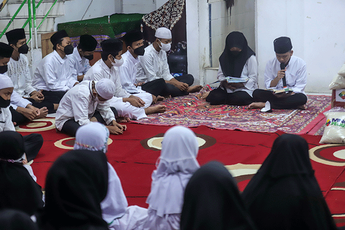 Buka puasa bersama anak yatim di Panti Asuhan Hairun Nissa, Manggarai Selatan, Tebet, Jakarta Selatan, Selasa (12/4/2022).