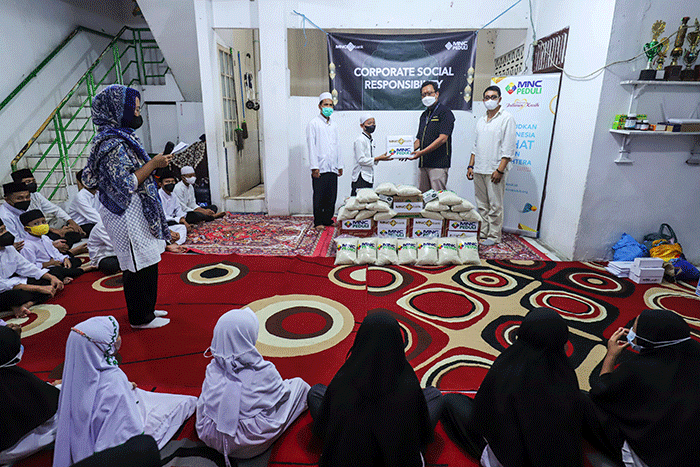 Buka puasa bersama anak yatim di Panti Asuhan Hairun Nissa, Manggarai Selatan, Tebet, Jakarta Selatan, Selasa (12/4/2022).