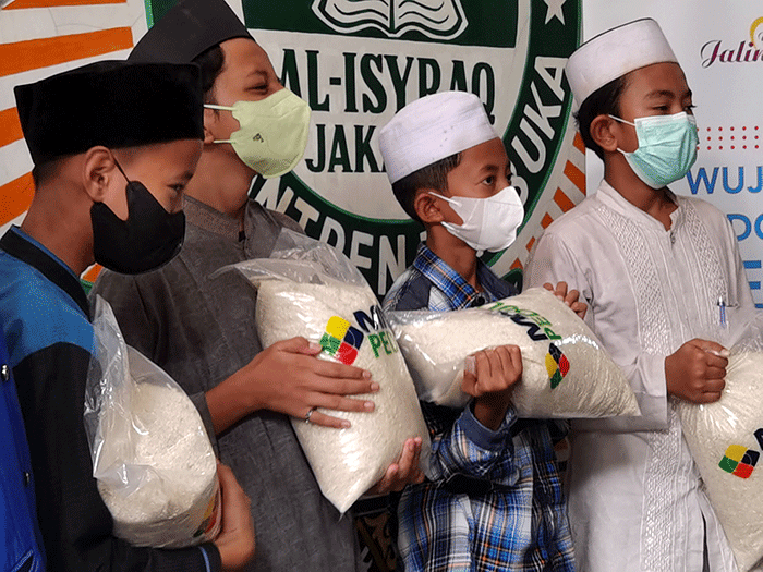MNC Peduli membagikan paket beras kepada Pondok Pesantren dan Panti Asuhan Terbuka Gratis Al Isyraq di Kebon Jeruk, Jakarta Barat, Rabu (13/4/2022).