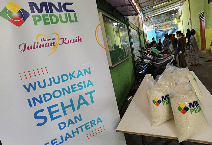 MNC Peduli membagikan paket beras kepada Pondok Pesantren dan Panti Asuhan Terbuka Gratis Al Isyraq di Kebon Jeruk, Jakarta Barat, Rabu (13/4/2022).