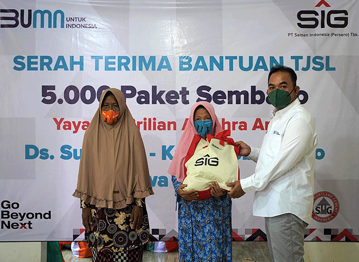 General Manager of CSR SIG, Edy Saraya (kanan) menyerahkan paket sembako kepada warga di Desa Sukorejo, Kabupaten Probolinggo, Selasa (12/4/2022).