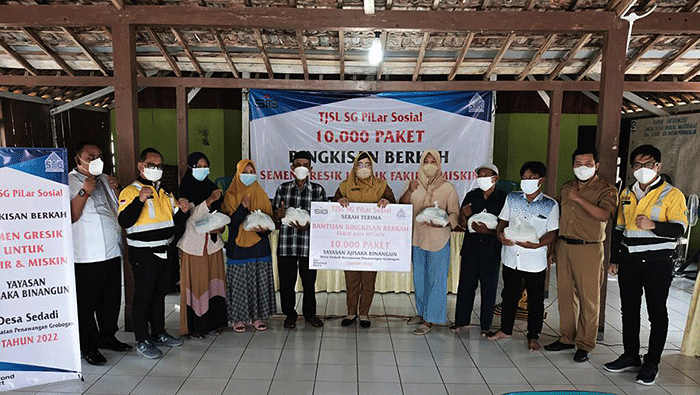 General Manager of CSR SIG, Edy Saraya (kanan) menyerahkan paket sembako kepada warga di Desa Sukorejo, Kabupaten Probolinggo, Selasa (12/4/2022).