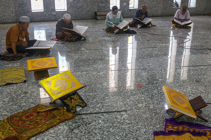 Jamaah Sultan Mahmud Badaruddin Jayo Wikramo Palembang setiap hari selama Bulan Suci Ramadan 1443 H melaksanakan Tadarus Al Quran.