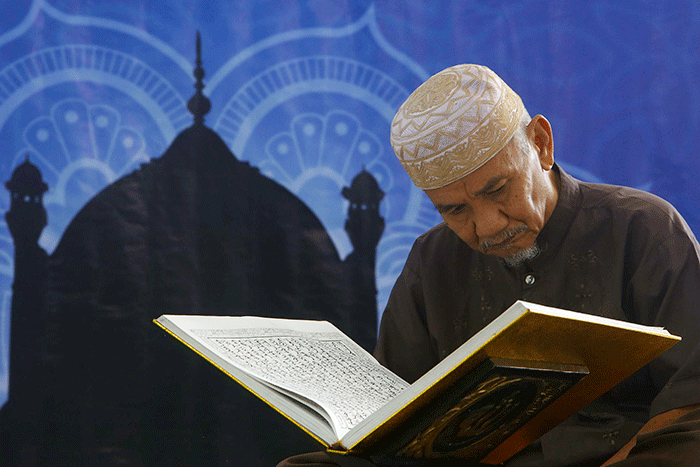 Jamaah Sultan Mahmud Badaruddin Jayo Wikramo Palembang setiap hari selama Bulan Suci Ramadan 1443 H melaksanakan Tadarus Al Quran.