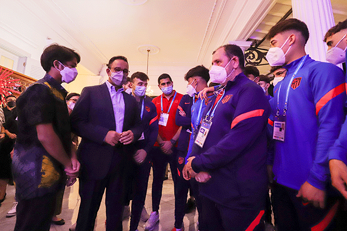 Penyambutan acara jamuan makan malam dengan para pemain dari tim peserta International Youth Championship (IYC) 2021 di Balai Kota DKI Jakarta.