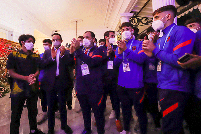 Penyambutan acara jamuan makan malam dengan para pemain dari tim peserta International Youth Championship (IYC) 2021 di Balai Kota DKI Jakarta.