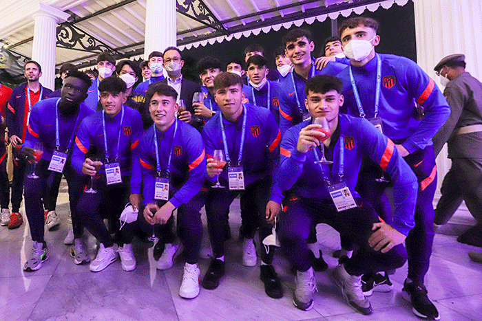 Penyambutan acara jamuan makan malam dengan para pemain dari tim peserta International Youth Championship (IYC) 2021 di Balai Kota DKI Jakarta.