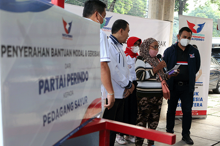 Bantuan gerobak serta modal secara simbolik kepada Ibu Mayem pedagang sayur dan Bapak Rukmanan Pedagang Siomai saat Penyerahan di Kantor DPP Partai Perindo.