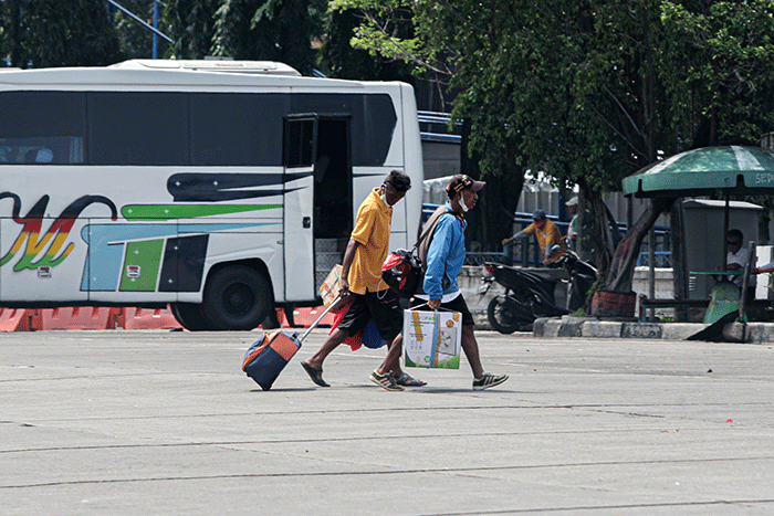 Calon penumpang menunggu kedatangan bus antarkota antarprovinsi (AKAP) di Terminal Kampung Rambutan, Jakarta Timur, Rabu (13/4/2022).