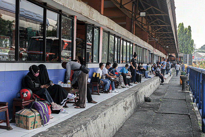 Calon penumpang menunggu kedatangan bus antarkota antarprovinsi (AKAP) di Terminal Kampung Rambutan, Jakarta Timur, Rabu (13/4/2022).