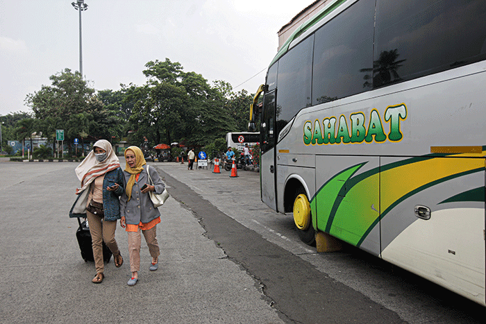 Calon penumpang menunggu kedatangan bus antarkota antarprovinsi (AKAP) di Terminal Kampung Rambutan, Jakarta Timur, Rabu (13/4/2022).