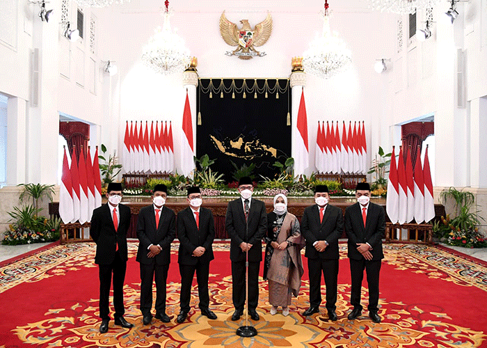 Presiden Joko Widodo melantik dan mengambil sumpah jabatan anggota Komisi Pemilihan Umum dan Badan Pengawas Pemilihan Umum masa jabatan tahun 2022-2027.