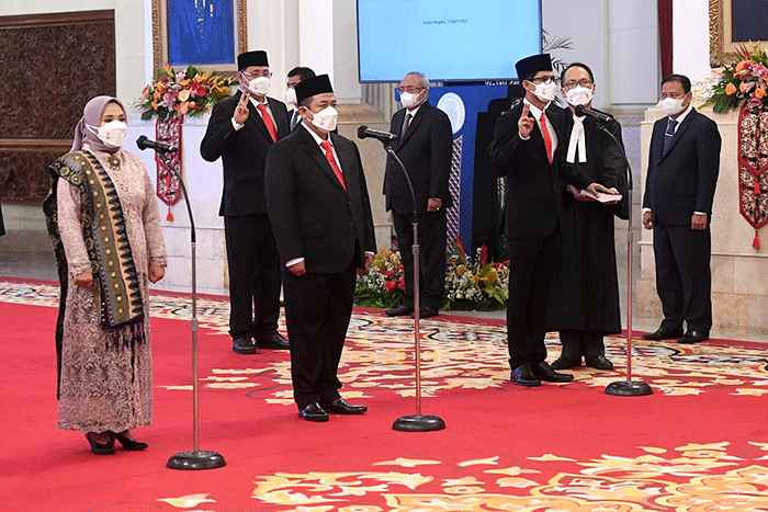Presiden Joko Widodo melantik dan mengambil sumpah jabatan anggota Komisi Pemilihan Umum dan Badan Pengawas Pemilihan Umum masa jabatan tahun 2022-2027.