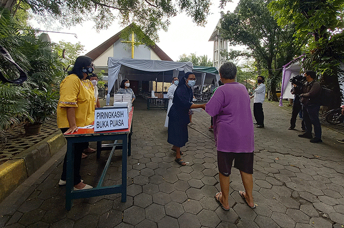 Acara ini selain rutin tiap Kamis, juga dalam rangka perayaan Paskah 2022 untuk mewujudkan perintah Yesus Kristus.