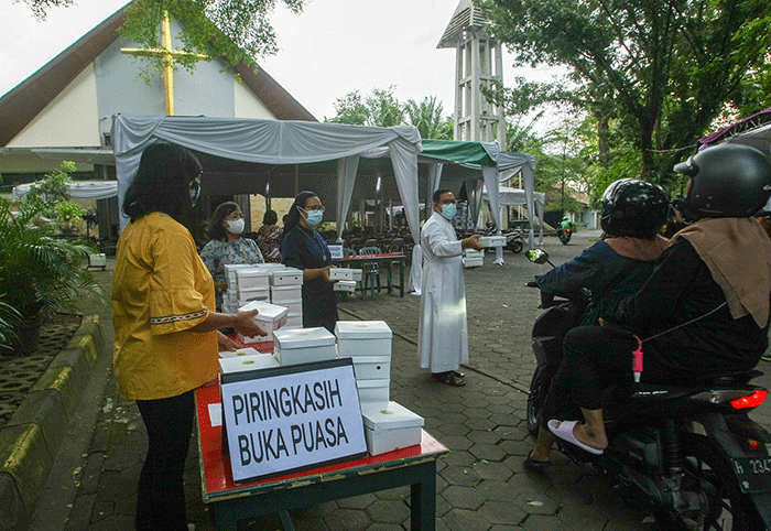 Acara ini selain rutin tiap Kamis, juga dalam rangka perayaan Paskah 2022 untuk mewujudkan perintah Yesus Kristus.