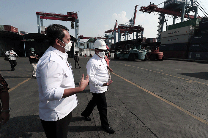 Direktur Utama Perum BULOG Budi Waseso saat memantau kedatangan daging impor di Terminal Mustika Alam Lestari, Tanjung Priok, Jakarta, Kamis (14/4/2022).