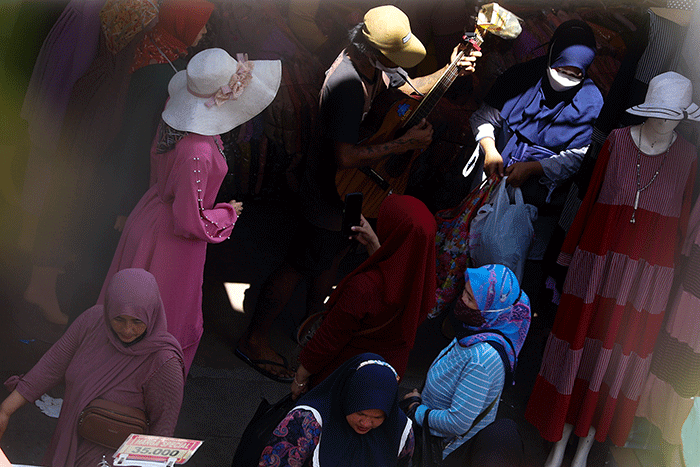 Suasana para pedagang dan pembeli di Jembatan Penyeberangan Multiguna Pasar Tanah Abang, Jakarta Pusat, Kamis, (14/4/2022).