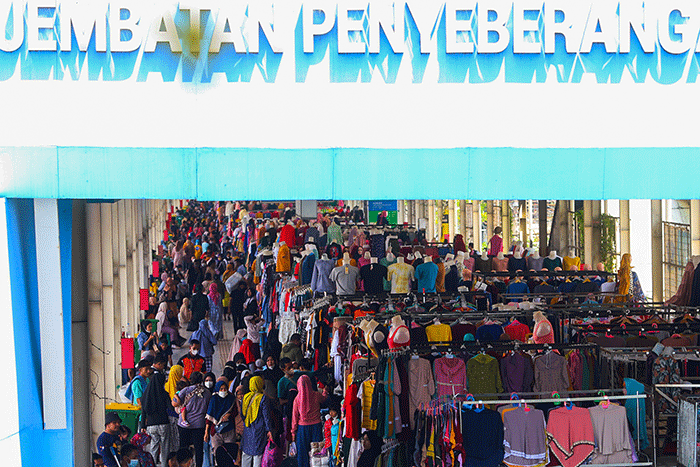 Suasana para pedagang dan pembeli di Jembatan Penyeberangan Multiguna Pasar Tanah Abang, Jakarta Pusat, Kamis, (14/4/2022).