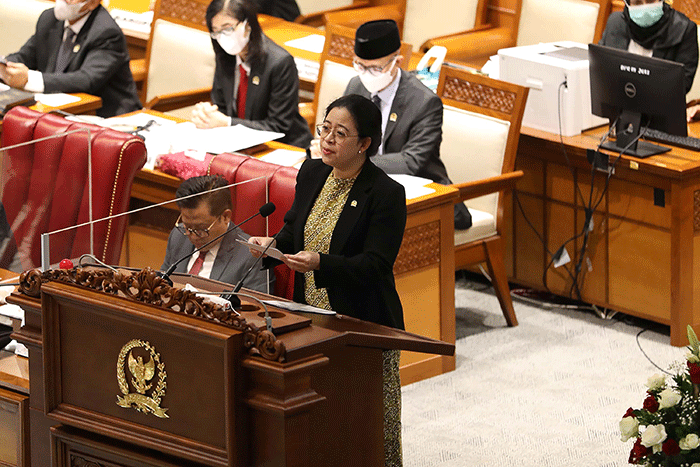 Ketua DPR Puan Maharani memberikan pidato saat rapat paripurna DPR di Kompleks Parlemen, Senayan, Jakarta, Kamis (14/4/2022).