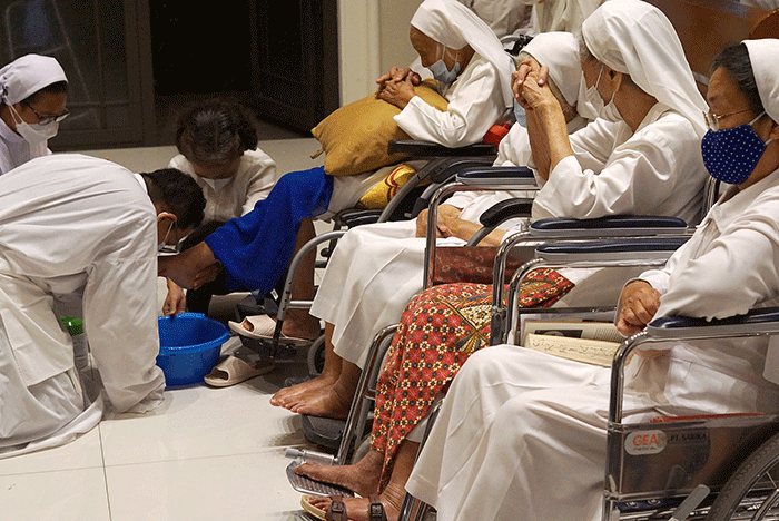 Romo Eduardus Didik Chahyono SJ membasuh kaki 12 suster sepuh berusia di atas 70 tahun dalam merayakan Ekaristi di Kapel Susteran.