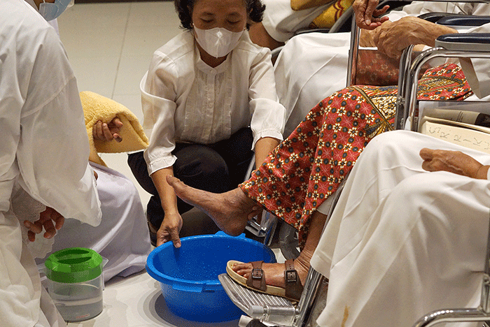 Romo Eduardus Didik Chahyono SJ membasuh kaki 12 suster sepuh berusia di atas 70 tahun dalam merayakan Ekaristi di Kapel Susteran.