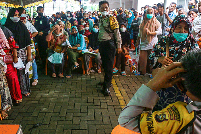 Warga memadati Kantor Pos, Jalan Merdeka, Palembang guna mencairkan bantuan Subsidi Minyak Goreng dan Bantuan Program Sembako, Jumat (15/4/2022).