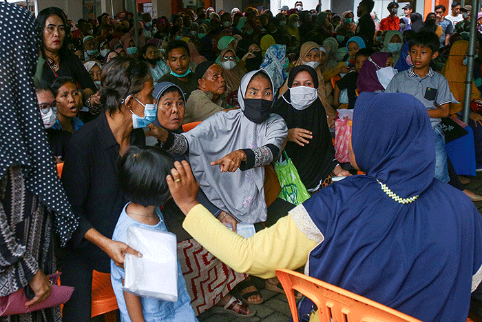 Warga memadati Kantor Pos, Jalan Merdeka, Palembang guna mencairkan bantuan Subsidi Minyak Goreng dan Bantuan Program Sembako, Jumat (15/4/2022).