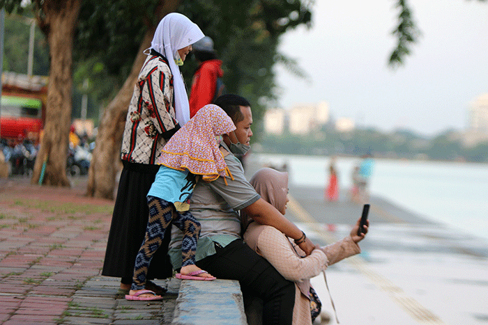 Warga menikmati pemandangan dan suasana Danau Sunter, Jakarta Utara, Jumat (15/4/2022).