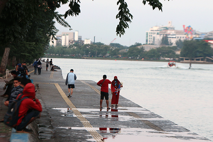 Warga menikmati pemandangan dan suasana Danau Sunter, Jakarta Utara, Jumat (15/4/2022).